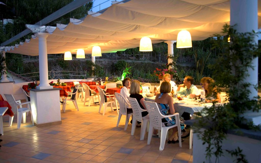 Hotelterrasse mit Meerblick auf Ischia für Reise- und Paketangebote