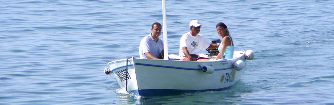 Ischia. Zwischen Marontistrand und St'Angelo gibt Taxiboote