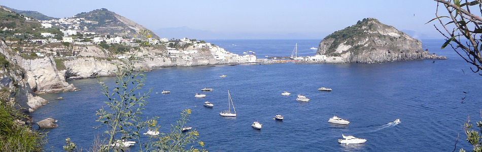 Serrara Fontana. Blick von Monte di Panza auf St'Angelo