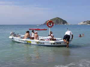 Barano. Marontistrand Taxiboot