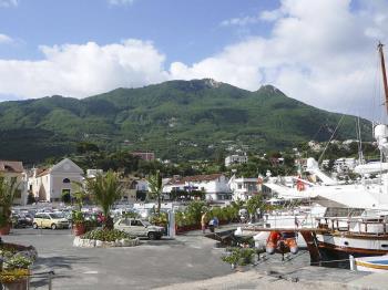 Casamicciola Terme. Blick vom Hafen auf den Epomeo