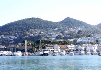 Casamicciola Terme. Blick auf den Vulkan Rotaro
    