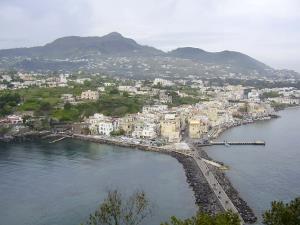 Ischia Ponte. Blick vom Castello Aragonese auf den Altstadt