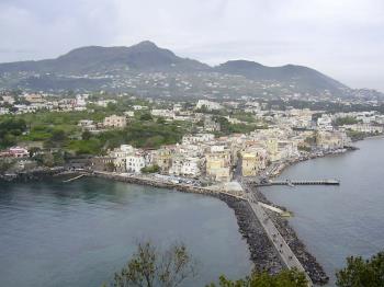 Ischia Ponte. Blick vom Castello Aragonese auf den Altstadt