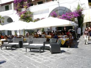 Serrara Fontana. Hauptplatz in St'Angelo
